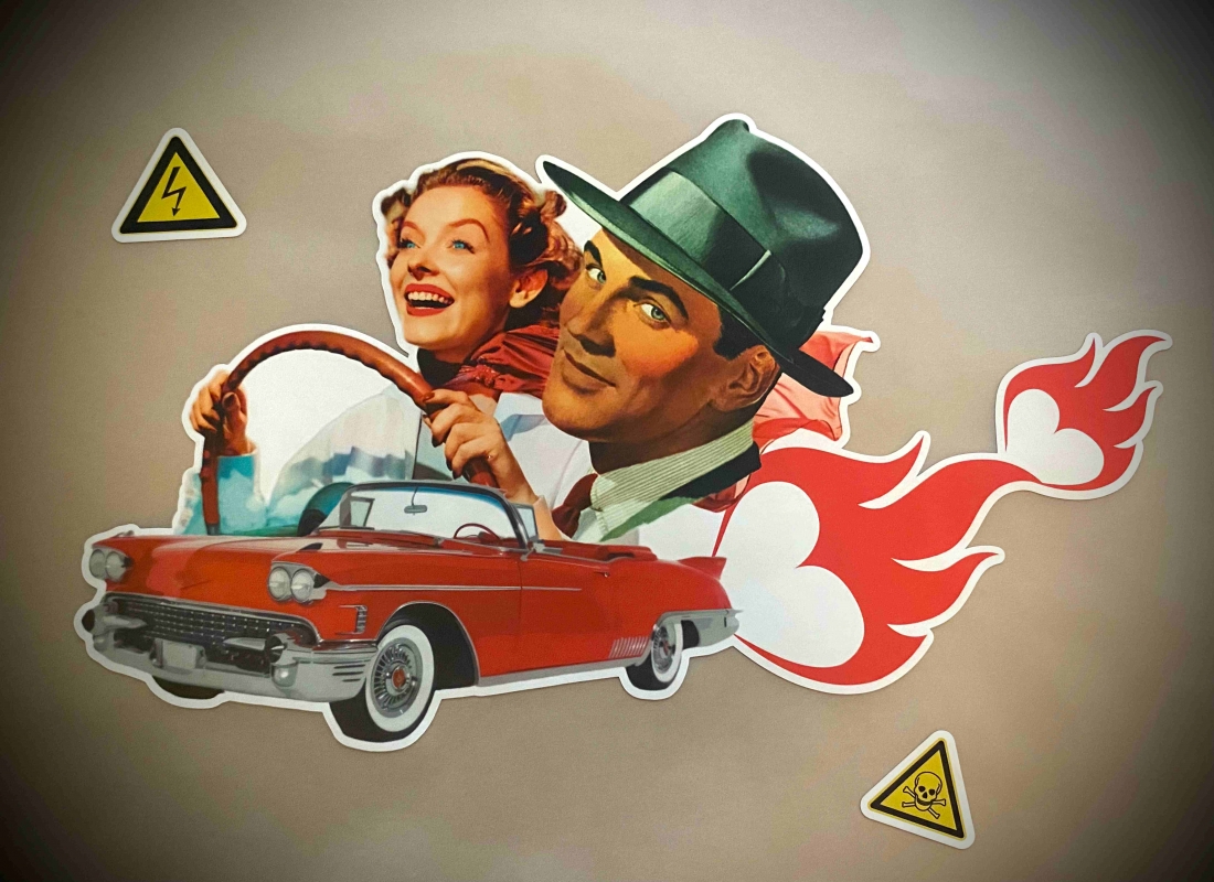 Ilustração de um homem e uma mulher num carro vermelho, rodeado por chamas e sinais de perigo, sobre um fundo neutro.