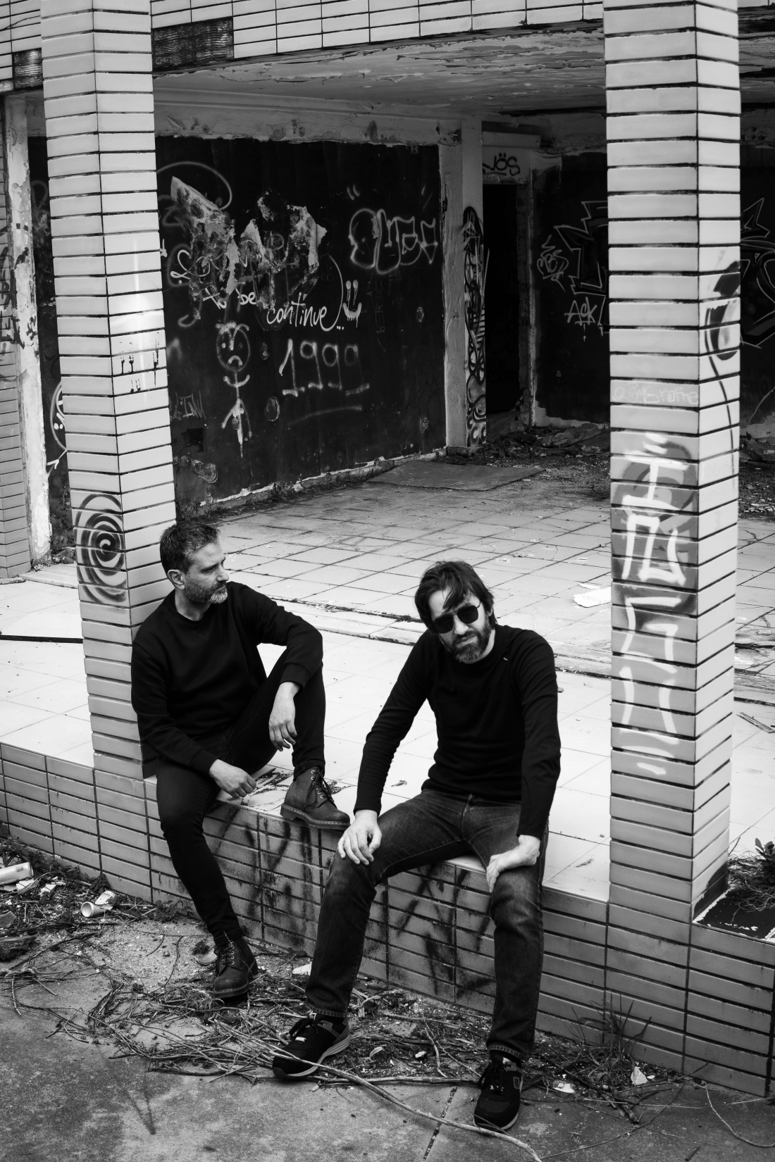 Fotografia a preto e branco de Jorge Oliveira e Márcio Décio