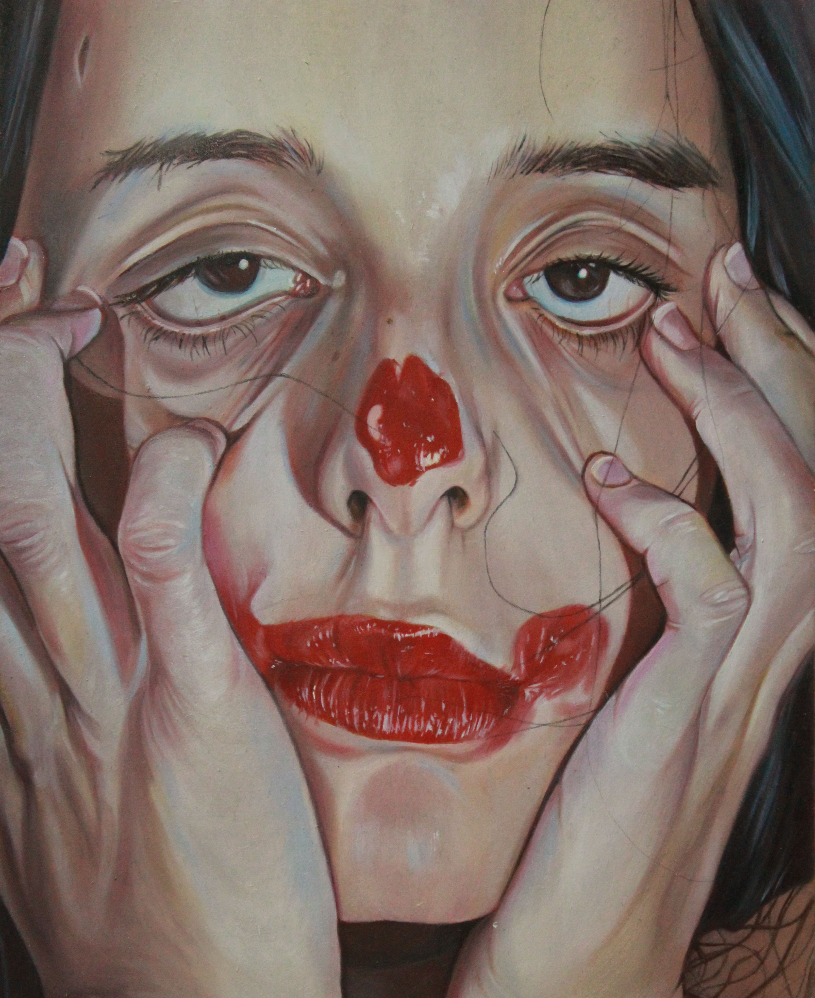 Ilustração de um rosto enrugado e pintado com o de um palhaço, apoiado sobre as mãos.