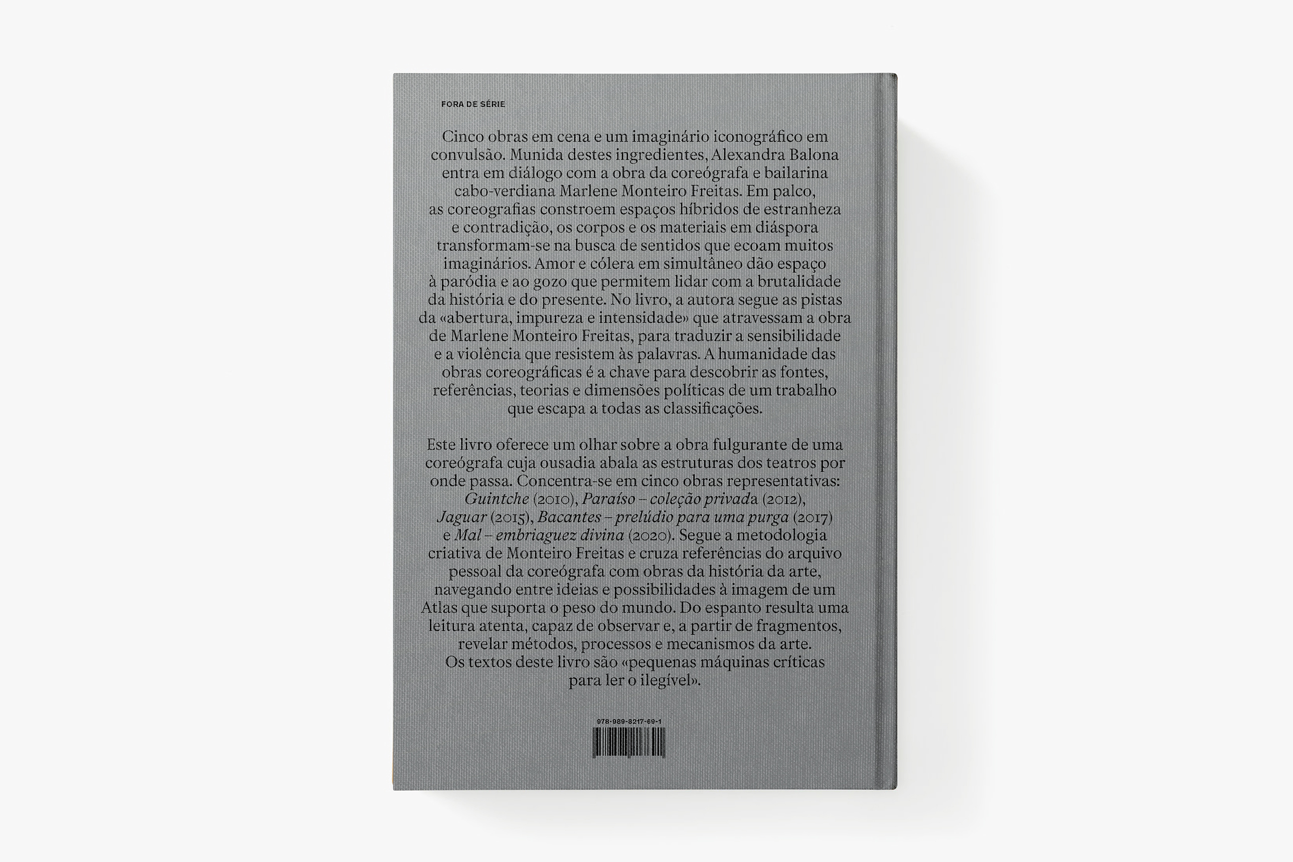 Fotografia a cores da contracapa do livro.