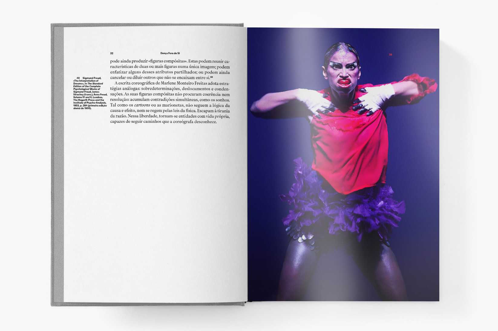Fotografia a cores de uma página do livro.
