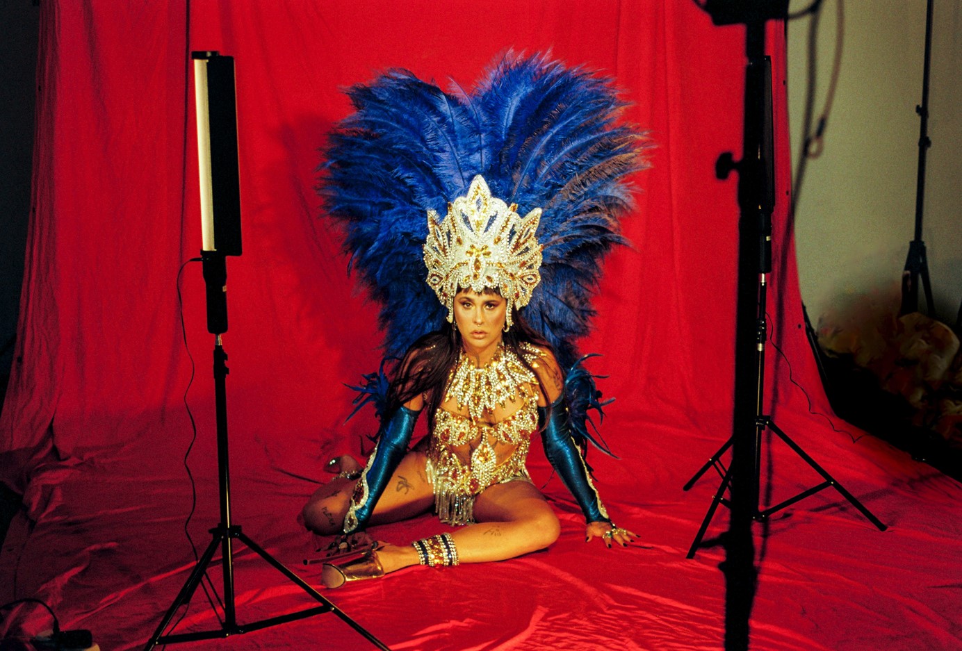 Uma mulher sorri, exibindo várias notas de 20 euros.