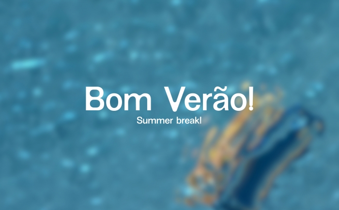 Imagem a cores mostra pessoa deitada num colchão insuflável e a boiar na água de uma piscina. Por cima da imagem está escrito: Bom Verão!